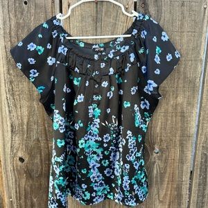 Apt 9 gorgeous satiny floral blouse